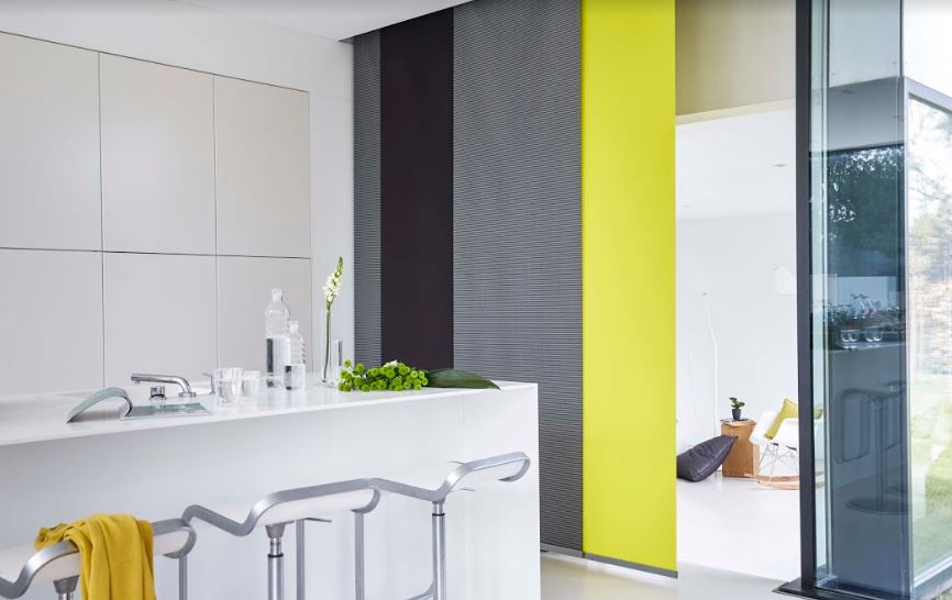 De nieuwe gordijnen voor een moderne keuken zijn de jaloezieën
